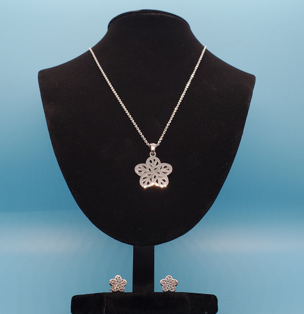 Cadena y aretes de flores