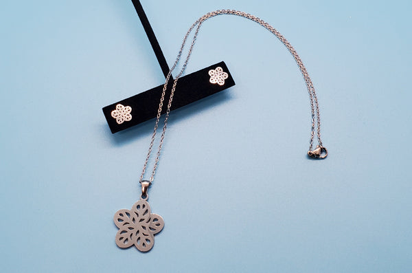 Cadena y aretes de flores