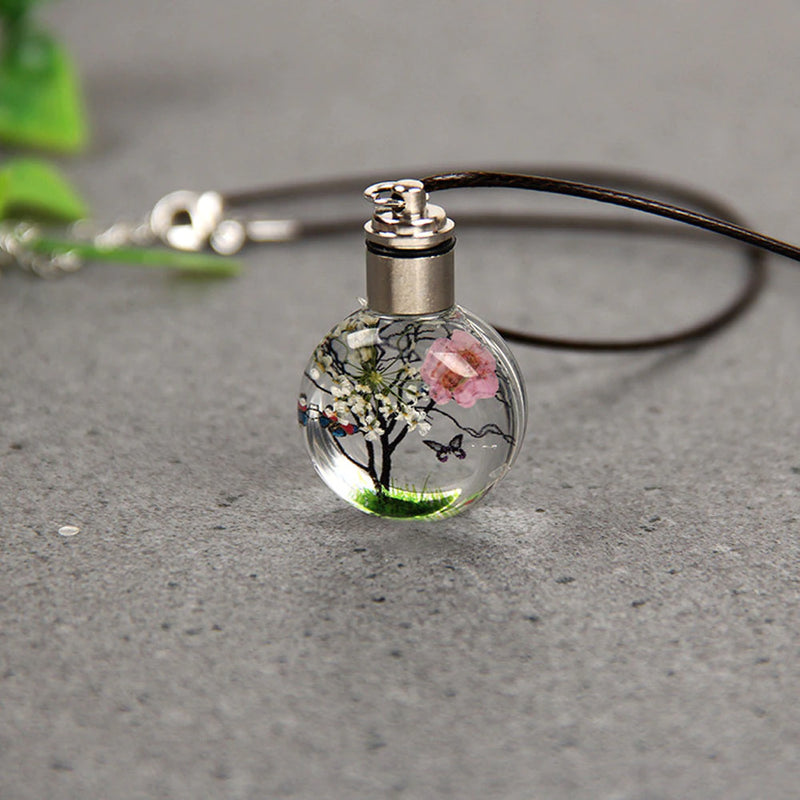 Collar de bola de cristal de mariposa de flores secas luminosas
